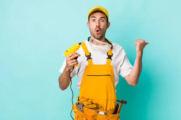 Homem Adulto Jovem Conceito Faz Tudo Reparador — Fotografia de Stock