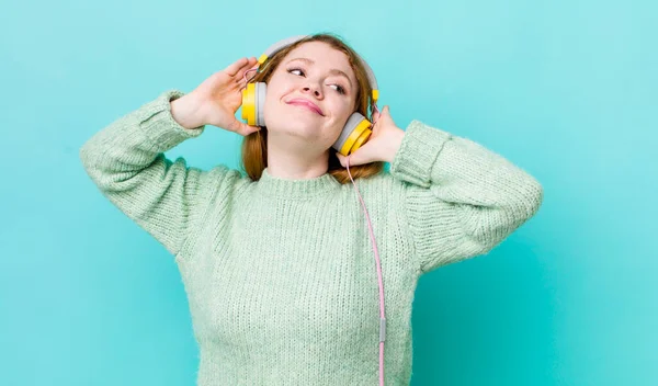 Jonge Volwassen Mooie Vrouw Koptelefoon Muziekconcept — Stockfoto