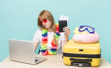 Kızıl saçlı güzel kadın. Yaz tatili konsepti