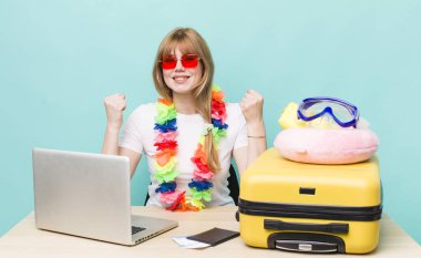 Kızıl saçlı güzel kadın. Yaz tatili konsepti