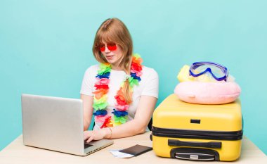 Kızıl saçlı güzel kadın. Yaz tatili konsepti