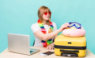 Kızıl saçlı güzel kadın. Yaz tatili konsepti