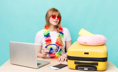 Kızıl saçlı güzel kadın. Yaz tatili konsepti