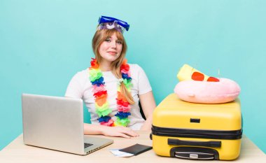 Kızıl saçlı güzel kadın. Yaz tatili konsepti