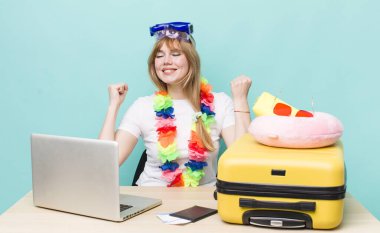 Kızıl saçlı güzel kadın. Yaz tatili konsepti