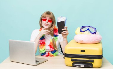 Kızıl saçlı güzel kadın. Yaz tatili konsepti