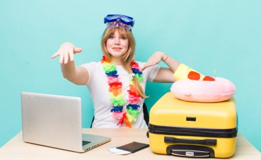 Kızıl saçlı güzel kadın. Yaz tatili konsepti