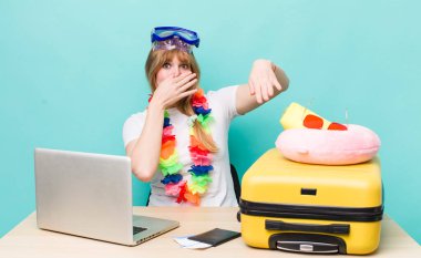 Kızıl saçlı güzel kadın. Yaz tatili konsepti