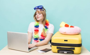 Kızıl saçlı güzel kadın. Yaz tatili konsepti