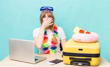 Kızıl saçlı güzel kadın. Yaz tatili konsepti