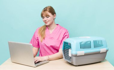 Kızıl saçlı güzel kadın. Veterinerlik kavramı