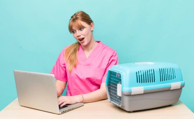 Kızıl saçlı güzel kadın. Veterinerlik kavramı