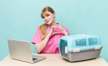 Kızıl saçlı güzel kadın. Veterinerlik kavramı