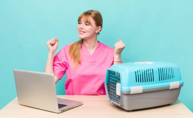 Kızıl saçlı güzel kadın. Veterinerlik kavramı