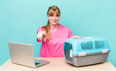 Kızıl saçlı güzel kadın. Veterinerlik kavramı