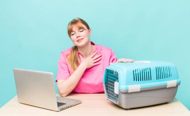 Kızıl saçlı güzel kadın. Veterinerlik kavramı