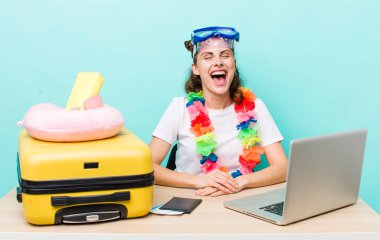 Genç, yetişkin, güzel kadın. Yaz tatili konsepti