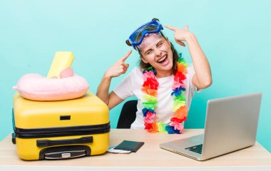 Genç, yetişkin, güzel kadın. Yaz tatili konsepti