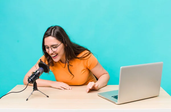 Jovem Mulher Bonita Adulto Influenciador Com Microfone — Fotografia de Stock