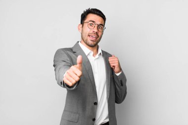 Genç, Latin asıllı, gururlu, olumlu gülümseyen bir genç. iş kavramı