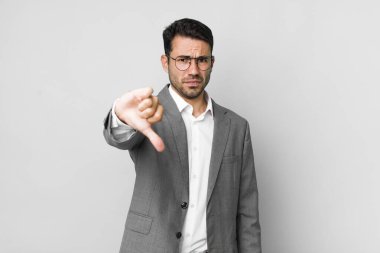 Genç, Latin asıllı, kızgın, baş parmağını kaldırmış bir adam. iş kavramı