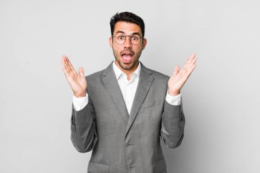 Genç, İspanyol bir adam inanılmaz bir şey karşısında mutlu ve şaşkın hissediyor. iş kavramı