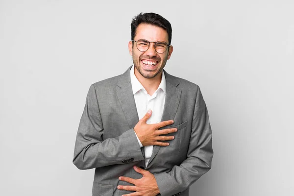 Genç Latin Bir Adam Komik Bir Şakaya Yüksek Sesle Gülüyor — Stok fotoğraf