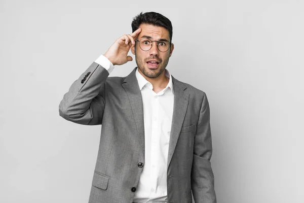 Joven Adulto Hispano Buscando Feliz Asombrado Sorprendido Concepto Negocio — Foto de Stock