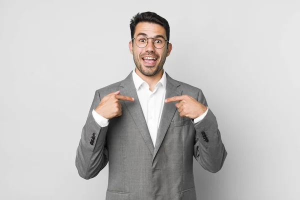 Jovem Adulto Hispânico Homem Sentindo Feliz Apontando Para Mesmo Com — Fotografia de Stock