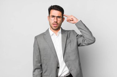 Genç, İspanyol bir adam kafası karışık ve şaşkın hissediyor, senin deli olduğunu gösteriyor. iş kavramı