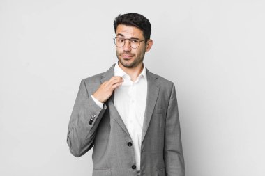 Genç, Latin bir adam kibirli, başarılı, pozitif ve gururlu görünüyor. iş kavramı