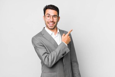 Genç, Latin bir adam heyecanlı ve şaşırmış görünüyor. iş kavramı