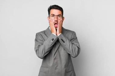 Genç, İspanyol bir adam şok olmuş ve korkmuş hissediyor. iş kavramı