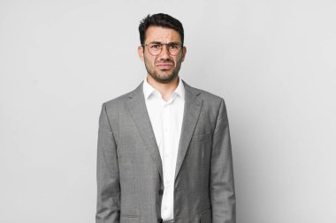 Genç, Latin asıllı, üzgün ve mızmız bir adam. Mutsuz bir bakışı var ve ağlıyor. iş kavramı