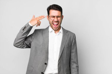 Genç, Latin asıllı, mutsuz ve stresli bir adam, intihar işareti yapıyor. iş kavramı