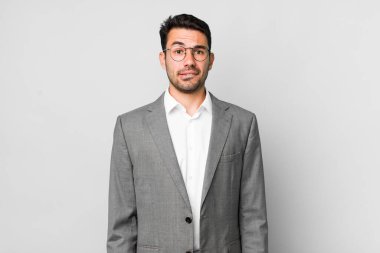 Genç, şaşkın ve şaşkın görünen İspanyol bir adam. iş kavramı