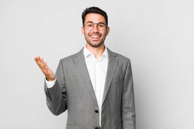 Genç, Latin asıllı, mutlu, bir çözüm ya da fikir bulduğuna şaşırmış genç bir adam. iş kavramı