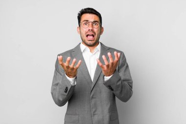 Genç, İspanyol bir adam umutsuz, sinirli ve stresli görünüyor. iş kavramı