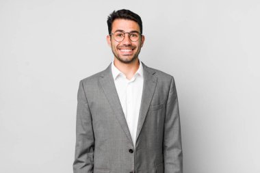 Genç, İspanyol bir adam mutlu ve hoş bir şekilde şaşırmış görünüyor. iş kavramı