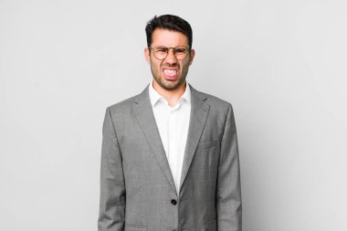 Genç, Latin asıllı, tiksinmiş ve dilsiz bir adam. iş kavramı