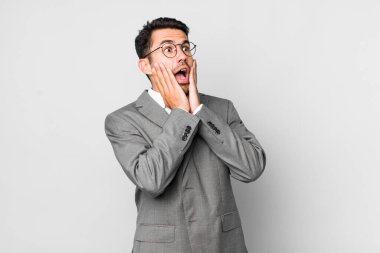 Genç, İspanyol bir adam mutlu, heyecanlı ve şaşırmış hissediyor. iş kavramı