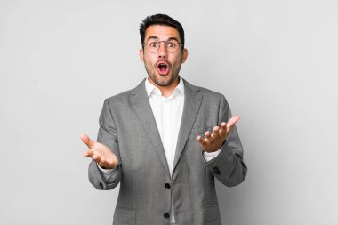 Genç, yetişkin İspanyol bir adam son derece şaşırmış ve şok olmuş hissediyor. iş kavramı