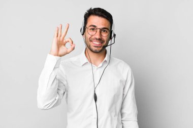 Genç, Latin asıllı bir adam kendini mutlu hissediyor. Onayını iyi bir hareketle gösteriyor. tele pazarlamacı kavramı