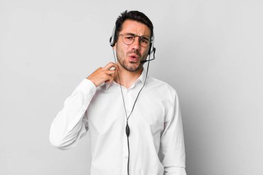 Genç, İspanyol bir adam stresli, endişeli, yorgun ve hayal kırıklığına uğramış hissediyor. tele pazarlamacı kavramı