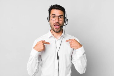 Genç, İspanyol bir adam mutlu hissediyor ve heyecanla kendini işaret ediyor. tele pazarlamacı kavramı