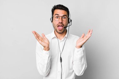 Genç, İspanyol bir adam inanılmaz bir şey karşısında mutlu ve şaşkın hissediyor. tele pazarlamacı kavramı