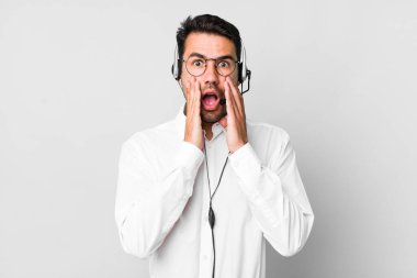 Genç, İspanyol bir adam şok olmuş ve korkmuş hissediyor. tele pazarlamacı kavramı