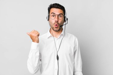 Genç, Latin asıllı, inançsızlığa şaşırmış genç bir adam. tele pazarlamacı kavramı