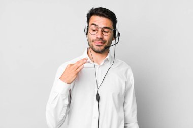 Genç, Latin bir adam kibirli, başarılı, pozitif ve gururlu görünüyor. tele pazarlamacı kavramı