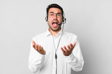 Genç, İspanyol bir adam umutsuz, sinirli ve stresli görünüyor. tele pazarlamacı kavramı